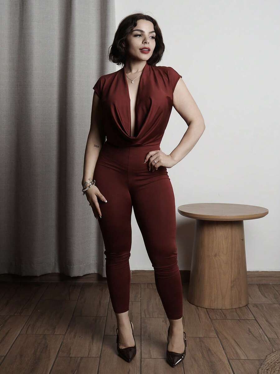 Lupita Cardoza 性感纯色无袖深V露背连体裤 - 酒紅色 - 查看 1