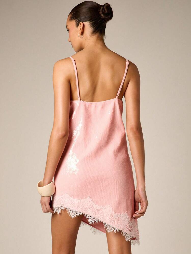 Vestido curto de lantejoulas AiiRZ com detalhes em renda, barra assimétrica, alças finas, decote em V, ideal para festas e eventos noturnos.