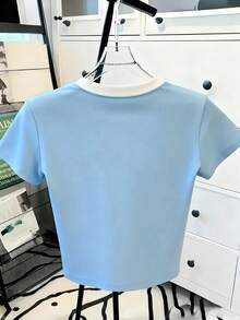 少女蓝色短袖修身印花休闲T恤，适合日常穿着、度假，白色和浅蓝色撞色上衣 - 藍色 - 查看 3