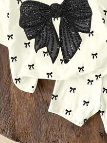 SHEIN 女婴可爱芭蕾舞风格迷你蝴蝶结印花套装，黑色优雅蝴蝶结印花图案，时尚女婴休闲宽松圆领短袖T恤和修身骑行短裤套装，适合春夏穿着 - 彩色 - 查看 6