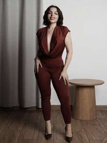 Lupita Cardoza 性感纯色无袖深V露背连体裤 - 酒紅色 - 查看 4