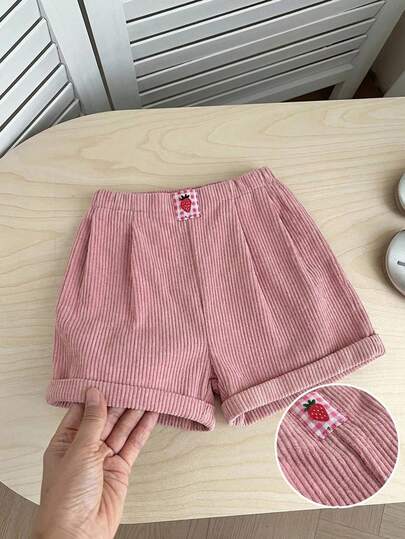 SHEIN LMoss Kids Bộ quần short nhung kẻ liền thân dễ thương và đa năng cho bé gái này với họa tiết thêu là lựa chọn hoàn hảo cho trang phục thường ngày mùa hè. Thích hợp cho các bữa tiệc sinh nhật, tiệc tối, biểu diễn, đám cưới, lễ rửa tội, lễ khai trương, các sự kiện trong nhà và ngoài trời, mặc hàng ngày, thể thao, vui chơi, tiệc tùng, chụp ảnh, kỳ nghỉ và lễ hội. Lý tưởng cho mùa xuân và mùa hè.
