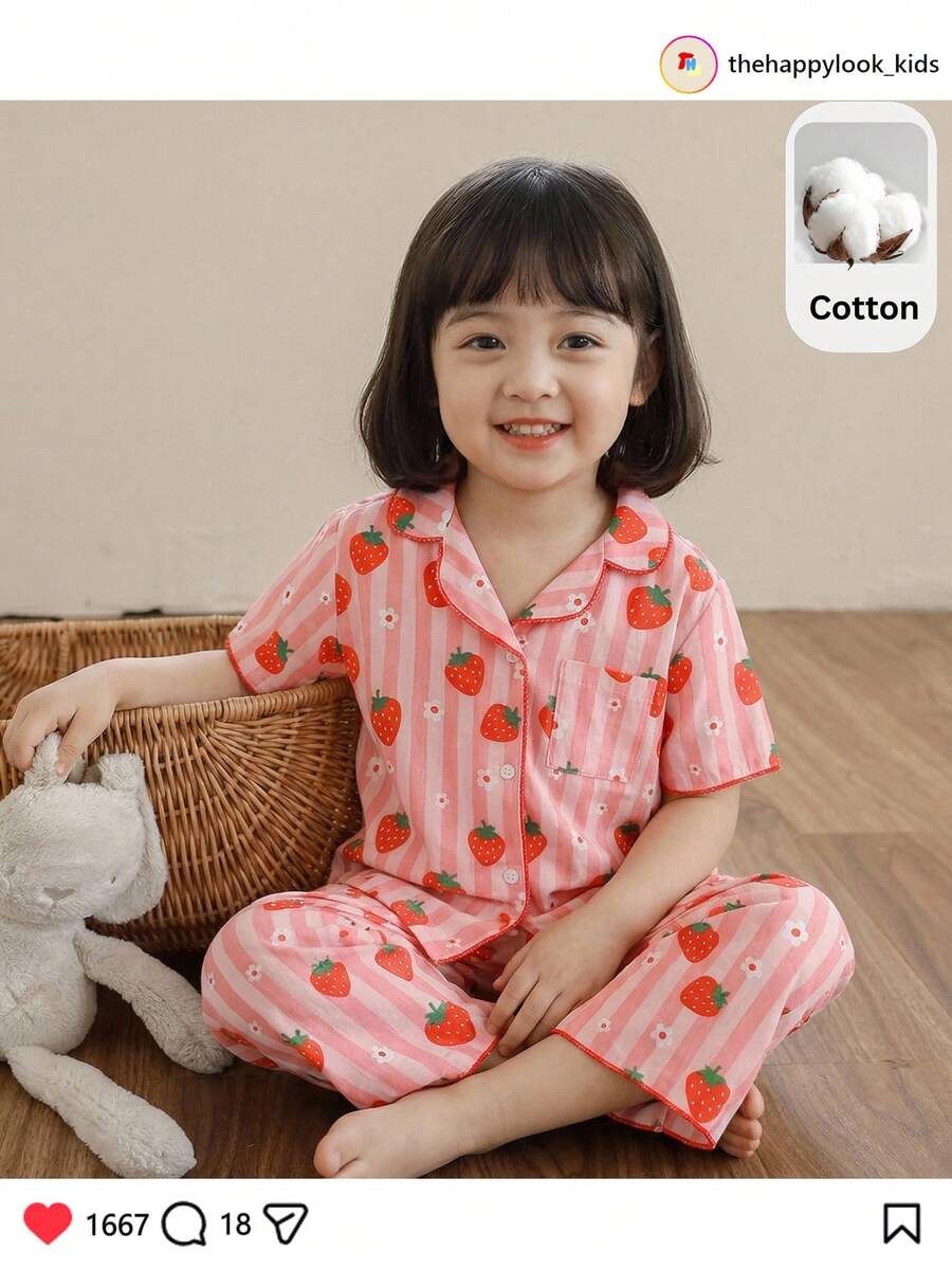 THE HAPPY LOOK Bộ đồ 2 món cho bé gái: áo cardigan dệt kim tay ngắn cổ mềm mại họa tiết dâu tây và quần short cạp chun. - Nhiều màu - Xem 1