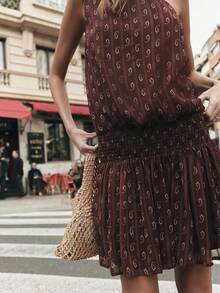Nöista 佩斯利花纹亮面露背迷你连衣裙，褶皱裙摆，搭配同款围巾。适合春季、夏季和复活节穿着。 - 棕色 - 查看 5