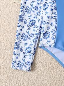 SHEIN 少女新款时尚拼接印花泳衣套装，热带植物印花比基尼泳衣，带防晒衣的长袖泳衣，适合少女穿着。儿童防晒衣两件套泳衣，长袖和短裤带拉链，适合青少年女孩。长袖泳衣套装，带防晒衣的泳裤，儿童泳衣，长袖少女保守泳衣，适合女孩度假穿着的长袖泳衣带短裤。 - 藍色 - 查看 5