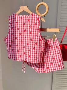 SHEIN EZwear Bộ đồ nữ gồm áo ba lỗ và quần short kẻ caro in hình dâu tây, thích hợp mặc hàng ngày. - Đỏ và trắng - Xem 3