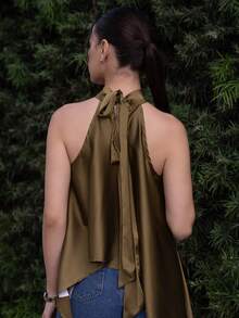 Andrea Bello Đầm maxi dài hở lưng cổ yếm bằng vải satin màu xanh ô liu, dáng chữ A gợi cảm, thích hợp cho kỳ nghỉ xuân/hè, bãi biển, khách dự tiệc cưới sang trọng, ngày lễ, các dịp tối thu/đông - Màu xanh Ô liu - Xem 2