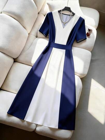 GlowEve Damklänning i blått och aprikosfärgat digitaltryck med v-ringning, kortärmad, rynkad, a-linjeformad knytning i midjan, elegant, smal passform, unik design, vår-/sommarklänning