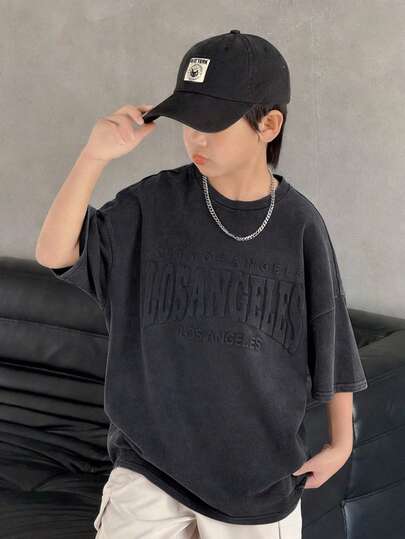 男童灰色短袖圆领T恤，饰有Y2K压纹字母图案，休闲简约，适合返校、郊游、聚会、度假、春夏穿着。