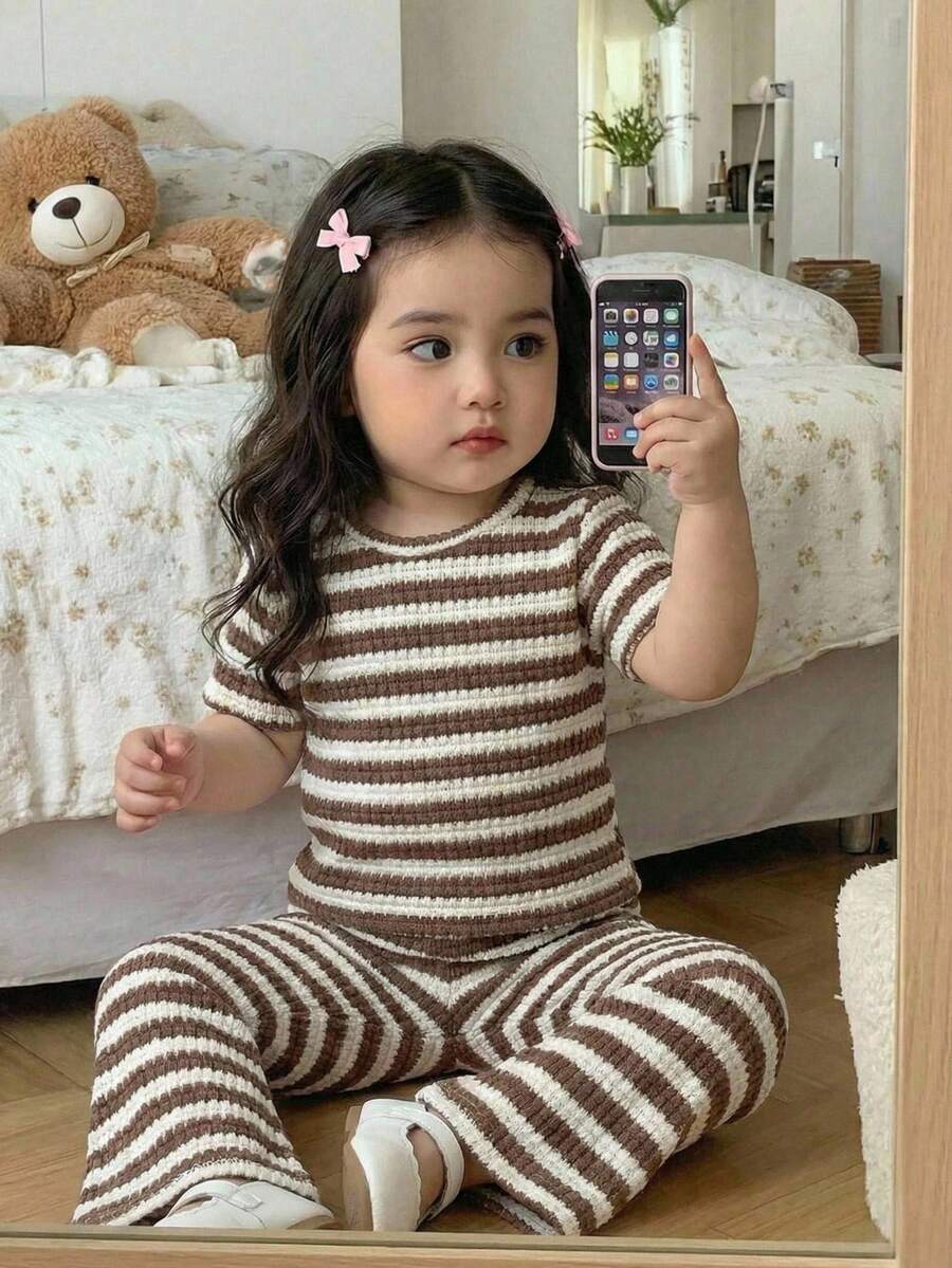 SHEIN LMoss Kids 女嬰棕色條紋圓領短袖修身休閒簡約舒適針織套裝,褲裝套裝,女嬰針織套裝 - 彩色 - 查看 1