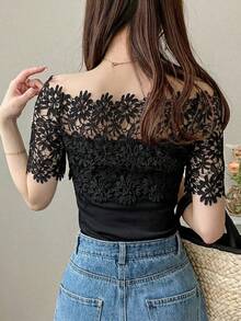 FRIFUL Camiseta Feminina Elegante de Manga Curta com Ombros à Mostra, Splice de Renda e Cor Sólida, Verão - Preto - Visão 2