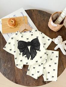 SHEIN 女婴可爱芭蕾舞风格迷你蝴蝶结印花套装，黑色优雅蝴蝶结印花图案，时尚女婴休闲宽松圆领短袖T恤和修身骑行短裤套装，适合春夏穿着 - 彩色 - 查看 2