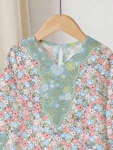 SHEIN 一件V领可爱女童碎花长袖连衣裙，舒适休闲，百搭时尚，适合日常穿着，也适合生日派对、晚宴、演出、婚礼、洗礼、秋冬季室内外活动、日常穿着、运动、聚会、拍照、度假、节日、春秋冬季等场合。 - 彩色 - 查看 7
