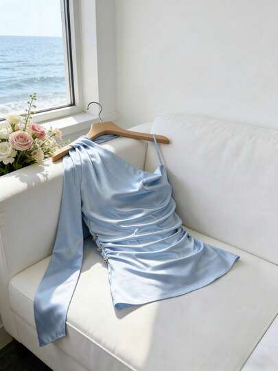 GlowEve 여성용 라이트 블루 새틴 샤이니 넥 워머 허리 신치드 러치드 메탈 버튼 탱크 탑