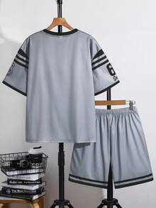 SHEIN 2件套青少年男童休闲经典酷炫棒球运动风套装，67号，星形印花短袖圆领T恤和短裤套装，适合春夏季节日常穿着、运动、郊游、上学、聚会、节日、拍照等场合。 - 彩色 - 查看 2