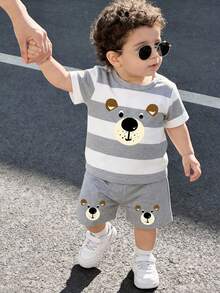 SHEIN Bộ 2 món áo thun ngắn tay kẻ sọc in hình gấu hoạt hình cho bé trai và quần short màu xám, thích hợp mặc hàng ngày, đi chơi, hoạt động ngoài trời, tiệc tùng, kỳ nghỉ hè ở bãi biển, mùa xuân/hè. - Xám - Xem 7