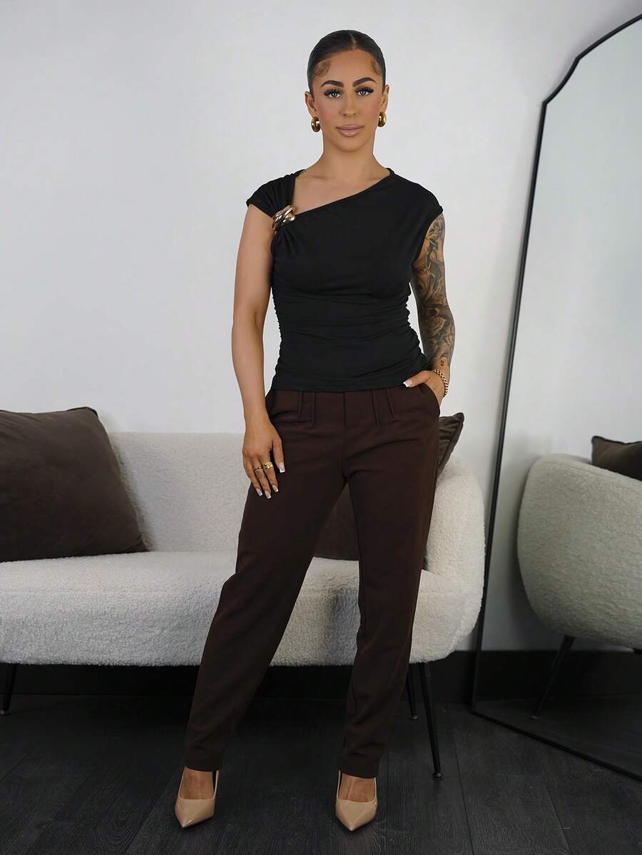 SAYEHFBABY Camiseta asimétrica de hombro con decoración metálica, elegante y casual, adecuada para salir, fiestas y otras ocasiones/Otoño para mujeres/Disfraz de Halloween para mujeres/Camiseta negra de Navidad/Parte superior de fiesta/Elegantes blusas de mujer/Blusa negra - Negro - Ver 1