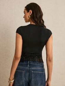 Poéselle Áo croptop tay ngắn viền ren đen dành cho nữ – Áo kiểu Y2K sành điệu, áo ren đen, áo croptop ren, áo croptop Y2K, trang phục thẩm mỹ, áo đi chơi, áo dự tiệc mùa hè, phong cách đường phố cá tính, màu trơn, cổ tròn, tay ngắn, ren tương phản, áo thun thời trang ôm sát, áo mùa hè, trang phục đi biển lễ Phục sinh cho nữ, áo cưới, áo kiểu thanh lịch cho nữ, áo kiểu thường ngày cho nữ, trang phục công sở Y2K cho nữ, áo đen. - màu đen - Xem 4