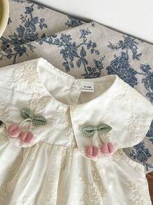 SHEIN Đầm bé gái thời trang dễ thương với họa tiết quả anh đào 3D, cổ áo thêu, thích hợp cho mùa xuân/hè, mặc trong nhà, ngoài trời, du lịch, dự tiệc và mặc hàng ngày. - Nhiều màu - Xem 4
