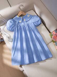 SHEIN Elladie kids 这款优雅的蓝色女童连衣裙采用泡泡袖设计，搭配饰有黄色小碎花图案的超大彼得潘领。高腰A字裙摆，非常适合春夏日常穿着、上学、外出游玩以及下午茶等场合。 - 藍色 - 查看 2