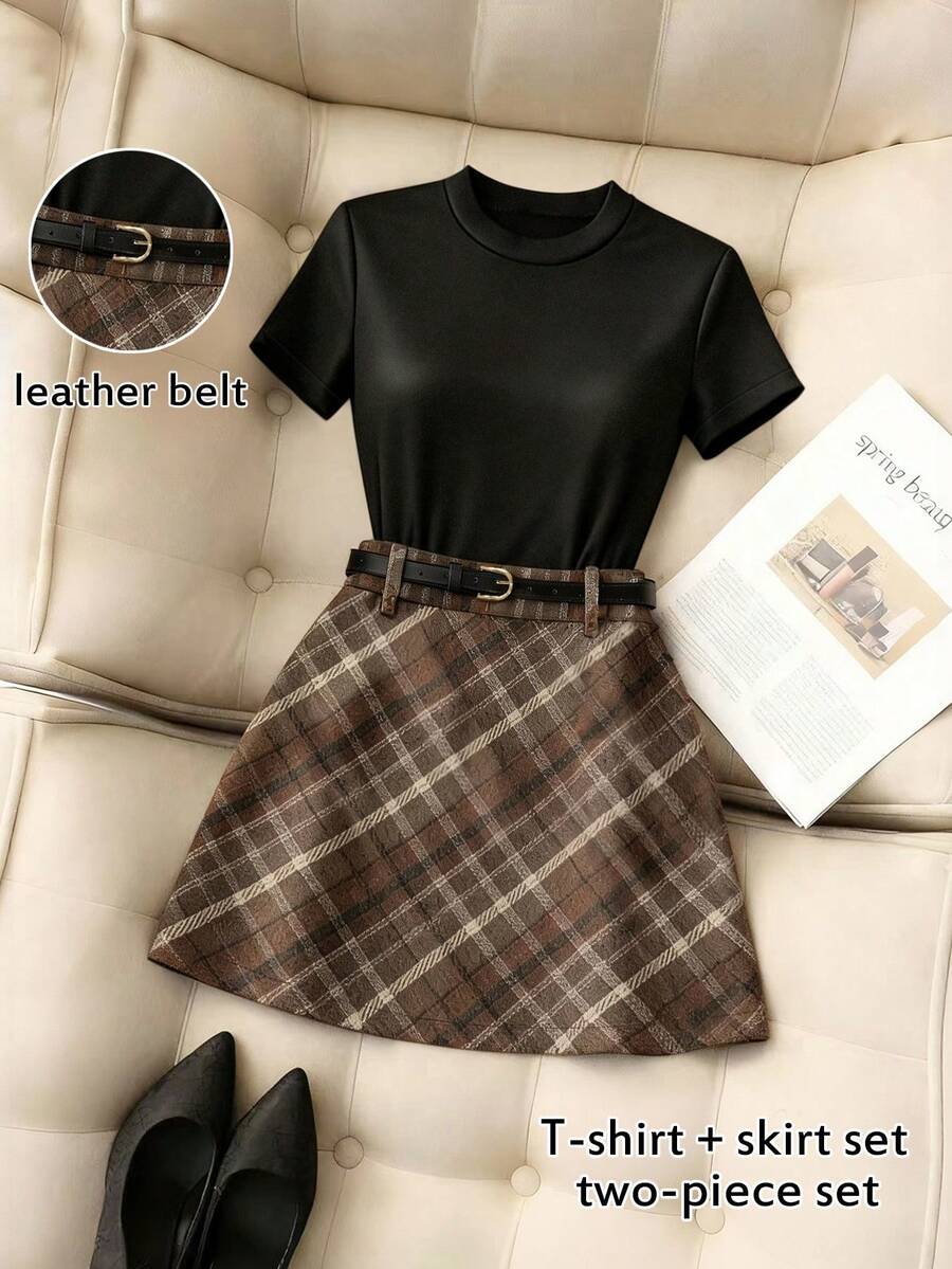 Franclia Modischer minimalistischer Rundhals-Kurzarm-Figurbetonter Collegestyle Hochtaillierter A-Linien Zweiteiler Rock und Shirt Set 2 Stücke Set Damen Rock Kleid Casual Schuloutfit für Damen Hochwertige Damenbekleidung Arbeitsoutfit Damen Arbeitskleid für Damen Damenbekleidung T-Shirt und Rock Set Zweiteiler Casual Outfit für Damen Ootd Outfit für Damen Süße Outfits für Damen Damen Outfit Set Rock Set für Damen Damen Zweiteiler Karierter Rock Outfit Lederriemen Outfit Yk Outfits Zoey Outfit - Schwarz - Übersicht 1