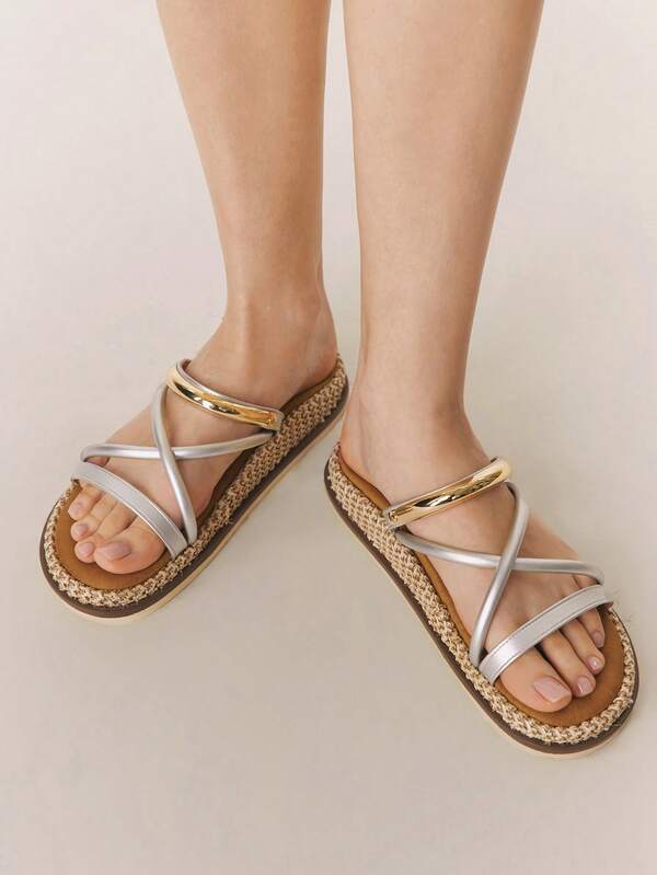 Styleloop Sandal nữ màu bạc, kiểu dáng đan chéo, mũi tròn, đế dày, thoải mái, viền bằng sợi raffia, phù hợp cho kỳ nghỉ thường ngày, bãi biển mùa hè, đi làm hàng ngày, phong cách boho, retro Mỹ và lễ hội âm nhạc miền Tây, trang phục du lịch, vật dụng cần thiết khi đi du lịch.