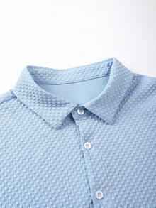 Manfinity Swimmode 加大码男士纯色短袖单排扣衬衫和短裤休闲沙滩套装，男士短款度假套装，加大码男士沙滩装，假日 - 藍色 - 查看 4