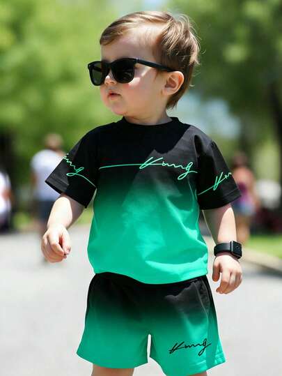 SHEIN Streecool Kids Set de 2 piezas de camiseta de manga corta con cuello redondo y pantalones cortos con estampado de letra degradada de color para niños pequeños, adecuado para uso casual, deportivo y escolar en primavera/verano