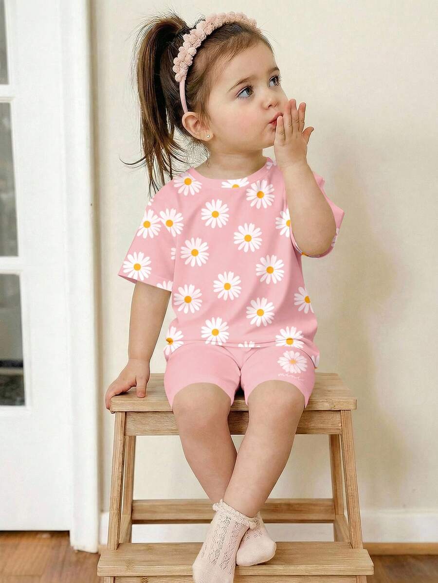 SHEIN Bộ đồ bé gái màu hồng nhạt mờ, họa tiết hoa cúc dễ thương kiểu Bohemian, hoa cúc, tay ngắn, dáng rộng thoải mái gồm áo thun cổ tròn và quần short đạp xe ôm sát, thích hợp mặc hàng ngày, ở nhà, đi nghỉ mát, du lịch, mang đến không khí mùa xuân và mùa hè dễ chịu, bộ đồ bé gái sành điệu, trang phục thường ngày, bộ áo thun in hoa cho trẻ em, bộ đồ mùa xuân và mùa hè, phong cách mới, thư giãn, không khí mùa xuân, mùa hè thư thái - Nhiều màu - Xem 1