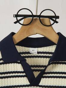 SHEIN Genkimix Kids 这款男童休闲学院风华夫格条纹V领短袖POLO衫，适合4-7岁男孩春夏穿着。这款阳光男孩POLO衫适合上学、居家穿着。无论上学还是在家，男孩们都可以穿着这件休闲、舒适又时尚的POLO衫。这款上衣百搭耐穿，适合男孩日常生活和各种聚会场合。让男孩们保持时尚舒适，充满活力，无论是在与家人共度时光还是其他场合！ - 咖啡棕 - 查看 3