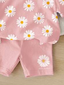 SHEIN Bộ đồ bé gái màu hồng nhạt mờ, họa tiết hoa cúc dễ thương kiểu Bohemian, hoa cúc, tay ngắn, dáng rộng thoải mái gồm áo thun cổ tròn và quần short đạp xe ôm sát, thích hợp mặc hàng ngày, ở nhà, đi nghỉ mát, du lịch, mang đến không khí mùa xuân và mùa hè dễ chịu, bộ đồ bé gái sành điệu, trang phục thường ngày, bộ áo thun in hoa cho trẻ em, bộ đồ mùa xuân và mùa hè, phong cách mới, thư giãn, không khí mùa xuân, mùa hè thư thái - Nhiều màu - Xem 7