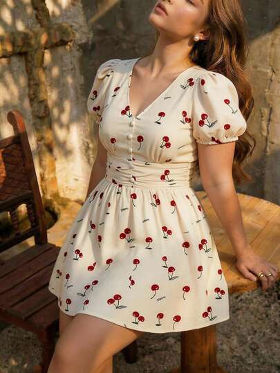 SHEIN MOD Đầm tay ngắn dáng suông cổ chữ V xếp ly, in họa tiết quả anh đào, cỡ lớn dành cho nữ.