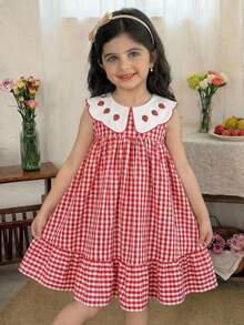 SHEIN Vestido informal sin mangas con cuello Peter Pan de color contrastante y estampado de fresas para niña - Rojo - Ver 1