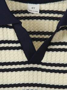 SHEIN Genkimix Kids 这款男童休闲学院风华夫格条纹V领短袖POLO衫，适合4-7岁男孩春夏穿着。这款阳光男孩POLO衫适合上学、居家穿着。无论上学还是在家，男孩们都可以穿着这件休闲、舒适又时尚的POLO衫。这款上衣百搭耐穿，适合男孩日常生活和各种聚会场合。让男孩们保持时尚舒适，充满活力，无论是在与家人共度时光还是其他场合！ - 咖啡棕 - 查看 4