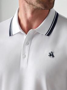 Manfinity CasualCool 男士休闲Polo衫套装，男士刺绣Polo衫套装，男士白色上衣蓝色短裤Polo衫套装，纽扣Polo衫套装，短袖短裤Polo衫套装，休闲两件套。适合日常外出、朋友聚会、通勤，也是送给丈夫、男友或朋友的理想礼物。 - 藍白色 - 查看 4