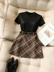 Franclia Modischer minimalistischer Rundhals-Kurzarm-Figurbetonter Collegestyle Hochtaillierter A-Linien Zweiteiler Rock und Shirt Set 2 Stücke Set Damen Rock Kleid Casual Schuloutfit für Damen Hochwertige Damenbekleidung Arbeitsoutfit Damen Arbeitskleid für Damen Damenbekleidung T-Shirt und Rock Set Zweiteiler Casual Outfit für Damen Ootd Outfit für Damen Süße Outfits für Damen Damen Outfit Set Rock Set für Damen Damen Zweiteiler Karierter Rock Outfit Lederriemen Outfit Yk Outfits Zoey Outfit - Schwarz - Übersicht 3