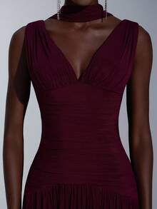 Elitara Elitara Elegant Burgundy Glossy Mesh V-Neck Ruched Super Flared A-Line Skirt (Detachable Hanging Chiffon Piece), Suitable For Dates, Singles Parties, Weddings, Events, Bridesmaid Dresses - Maroon - View 3