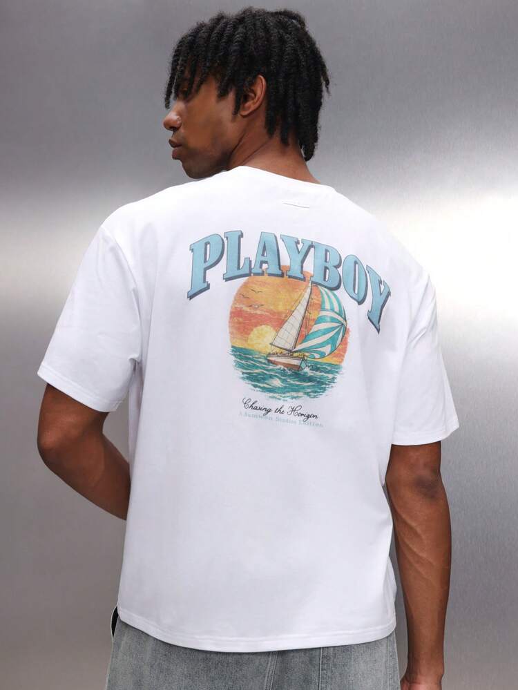 PLAYBOY X SUMWON 레귤러 핏 크루넥 반팔 요트 프린트 및 수평선 추적 텍스트 휴가 영감 캐주얼 면 혼방 티셔츠