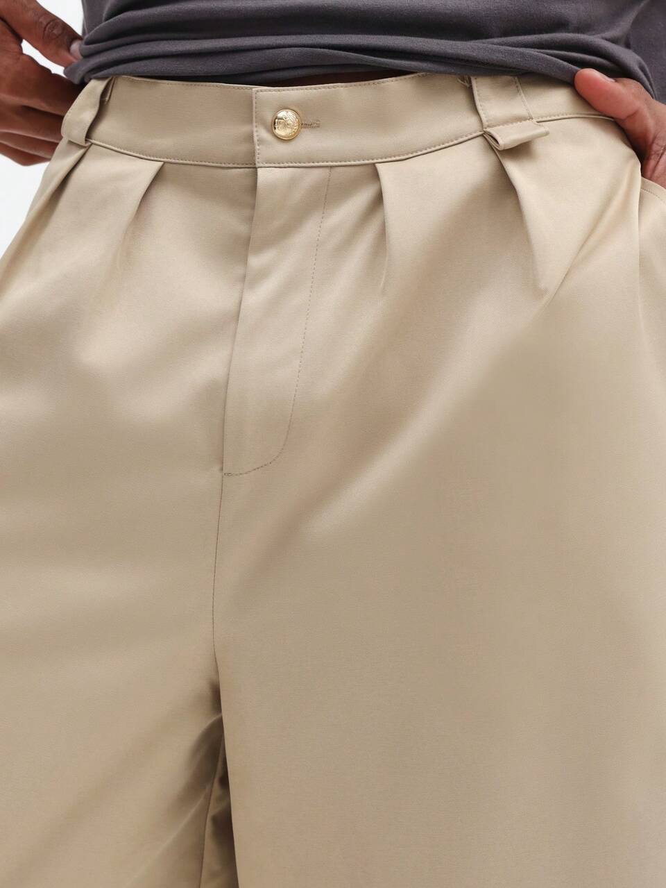 Calça cropped de pernas largas com pregas