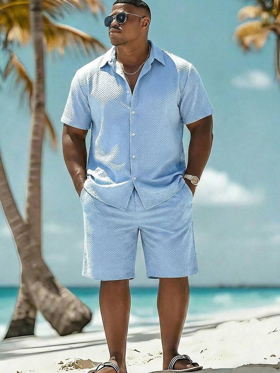 Manfinity Swimmode 加大码男士纯色短袖单排扣衬衫和短裤休闲沙滩套装,男士短款度假套装,加大码男士沙滩装,假日 - 藍色 - 查看 1