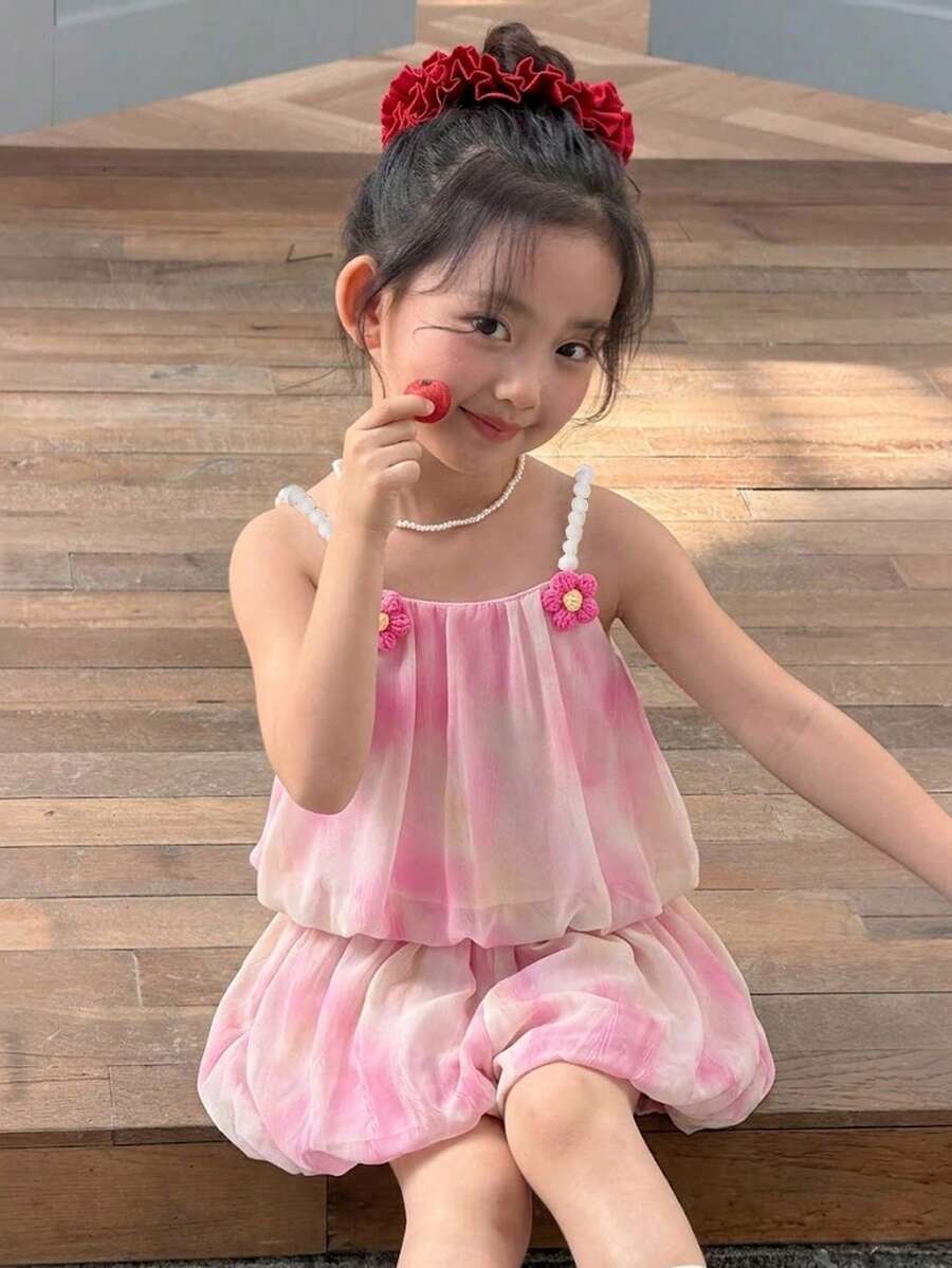 Bộ 2 món cho bé gái mùa hè, kiểu dáng thanh lịch, ngọt ngào, dễ thương, phong cách Hàn Quốc, áo hai dây nhuộm màu tie-dye và quần short ống loe nhuộm màu tie-dye, thích hợp cho đi làm, du lịch, mùa hè. - Hồng - Xem 1