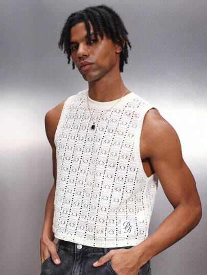 PLAYBOY X SUMWON Áo tank top dệt kim móc màu trắng không tay, dáng regular fit, cổ tròn, thích hợp mặc mùa hè, đi nghỉ mát, chất liệu vải dệt họa tiết.