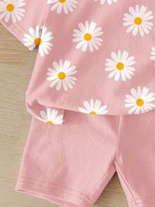 SHEIN Bộ đồ bé gái màu hồng nhạt mờ, họa tiết hoa cúc dễ thương kiểu Bohemian, hoa cúc, tay ngắn, dáng rộng thoải mái gồm áo thun cổ tròn và quần short đạp xe ôm sát, thích hợp mặc hàng ngày, ở nhà, đi nghỉ mát, du lịch, mang đến không khí mùa xuân và mùa hè dễ chịu, bộ đồ bé gái sành điệu, trang phục thường ngày, bộ áo thun in hoa cho trẻ em, bộ đồ mùa xuân và mùa hè, phong cách mới, thư giãn, không khí mùa xuân, mùa hè thư thái - Nhiều màu - Xem 6