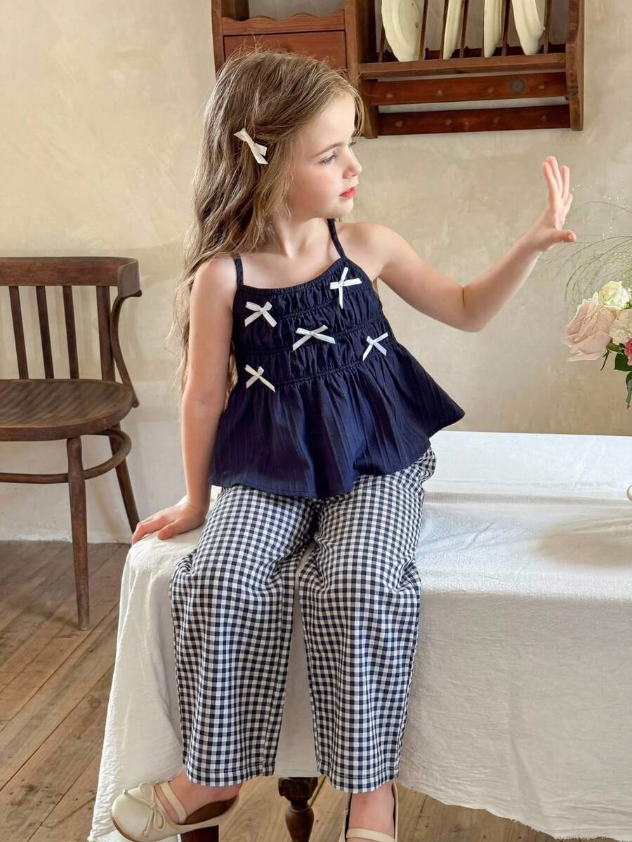 女童夏季两件套：藏蓝色褶皱吊带背心，饰有白色蝴蝶结，搭配蓝白格子阔腿裤，清新甜美，宽松舒适，时尚休闲的儿童夏季服装。 - 寶藍色 - 查看 1