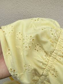 Sunnyshic Trang phục nữ cho năm mới, Halloween, Giáng sinh, Lễ Tạ ơn, phù hợp cho tiệc tùng, đi làm, hàng ngày, du lịch, áo mùa hè - Áo kiểu màu vàng thêu họa tiết khoét lỗ, áo hai dây dáng chữ A ôm eo, áo hai dây xếp tầng có nơ thắt cổ, dây đeo vai xếp ly phía sau. - Màu vàng - Xem 6