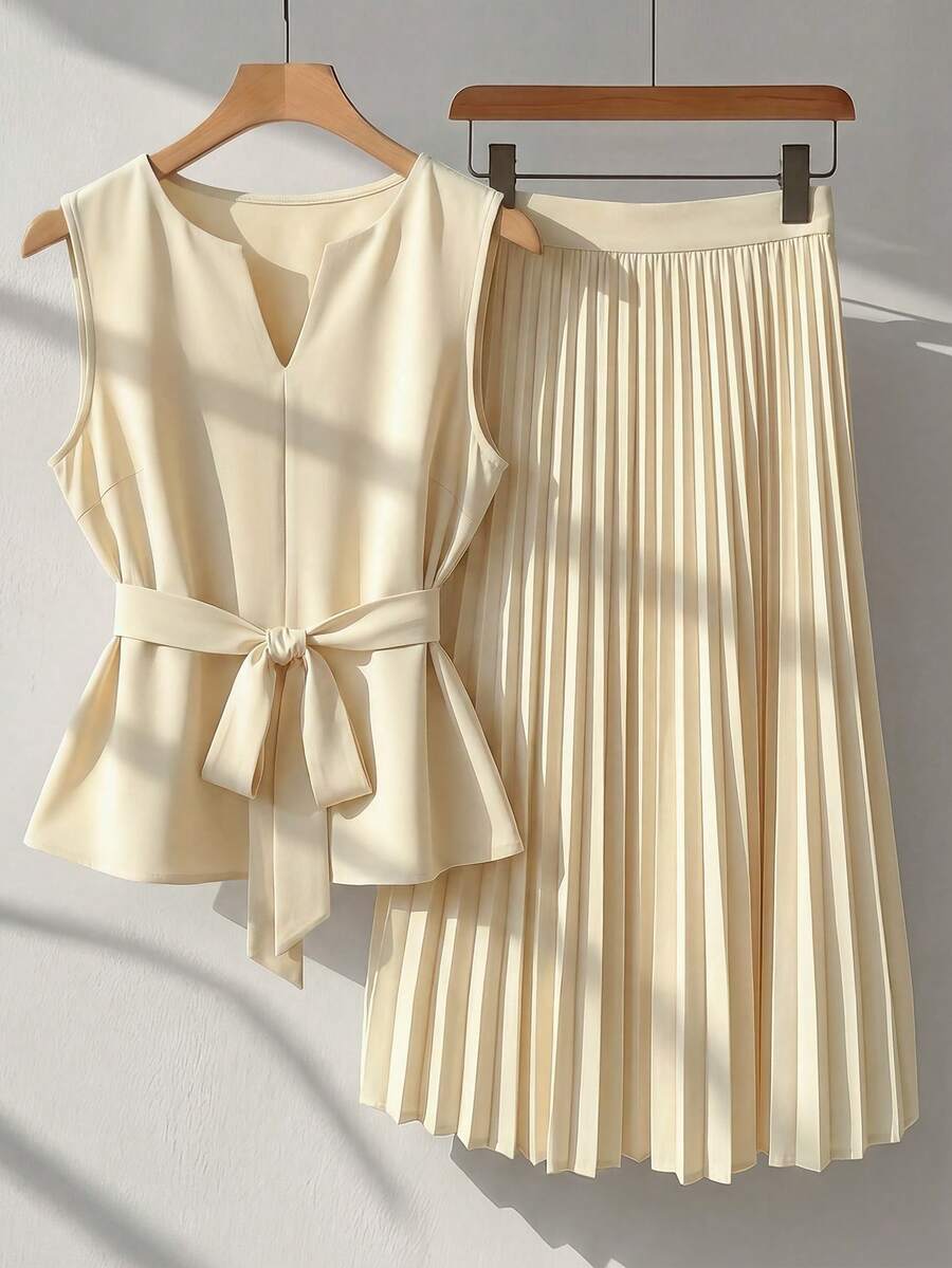 GlowEve CURVE 两件套加大码女式无袖上衣和休闲宽松百褶裙套装，商务休闲风，夏季女装，优雅，适合婚礼宾客穿着 - 杏色 - 查看 1