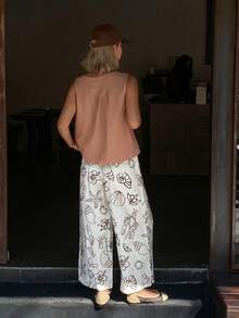 DAZY Bộ đồ ngủ nữ phong cách nghỉ hè gồm áo không tay dáng rộng cổ xếp ly và quần pajama in họa tiết đại dương. - Màu Hồng  San hô - Xem 2