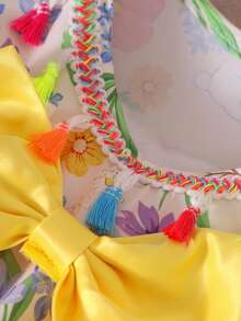 SHEIN “夏日甜心波点派对”女童大童花卉荷叶袖连体裤 | 充满活力的柠檬黄巨型蝴蝶结装饰搭配俏皮的荷叶袖，清新的糖果色调打造出童趣十足的服装，活泼灵动的拍摄风格。 - 彩色 - 查看 4