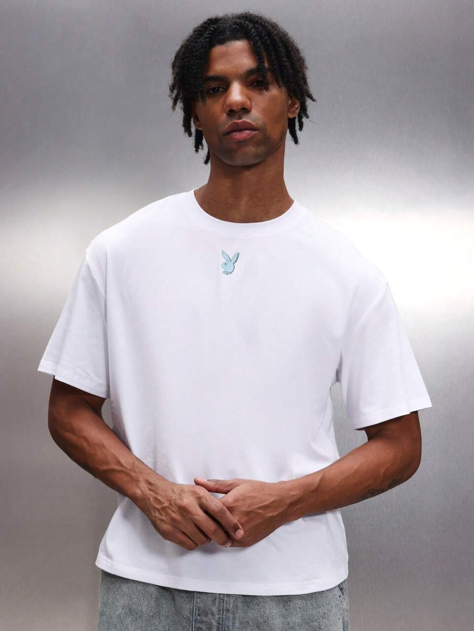 PLAYBOY X SUMWON Camiseta de manga corta con cuello redondo de ajuste regular, con estampado de velero y texto "Persiguiendo el horizonte" inspirado en vacaciones, de mezcla de algodón informal