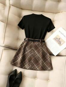 Franclia Modischer minimalistischer Rundhals-Kurzarm-Figurbetonter Collegestyle Hochtaillierter A-Linien Zweiteiler Rock und Shirt Set 2 Stücke Set Damen Rock Kleid Casual Schuloutfit für Damen Hochwertige Damenbekleidung Arbeitsoutfit Damen Arbeitskleid für Damen Damenbekleidung T-Shirt und Rock Set Zweiteiler Casual Outfit für Damen Ootd Outfit für Damen Süße Outfits für Damen Damen Outfit Set Rock Set für Damen Damen Zweiteiler Karierter Rock Outfit Lederriemen Outfit Yk Outfits Zoey Outfit - Schwarz - Übersicht 2